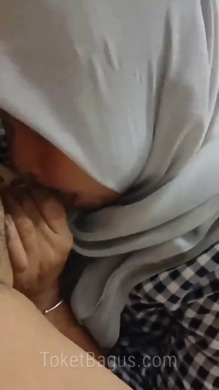 Menantu jilbab pengen kontol bapak mertua punya suami kekecilan