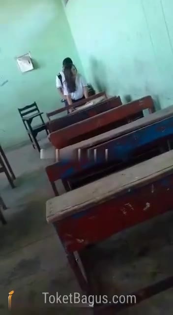 Pelajar SMP Ngentot Dikelas Diliatin temannya
