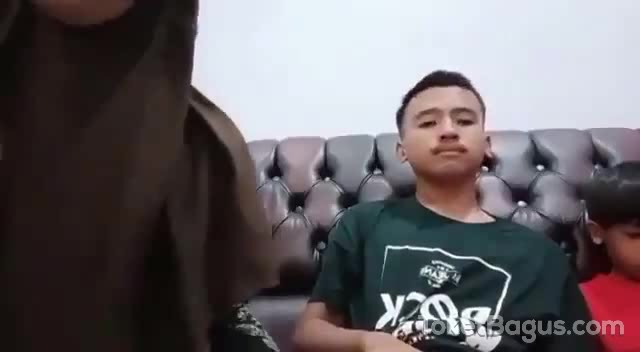Kelakuan mesum jilbab abg depan adik bocil