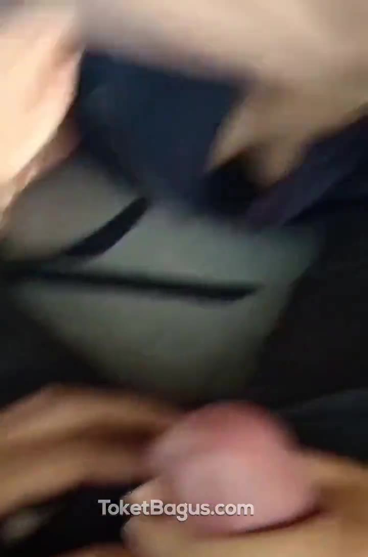 Adek jilbab manis pengen kontol